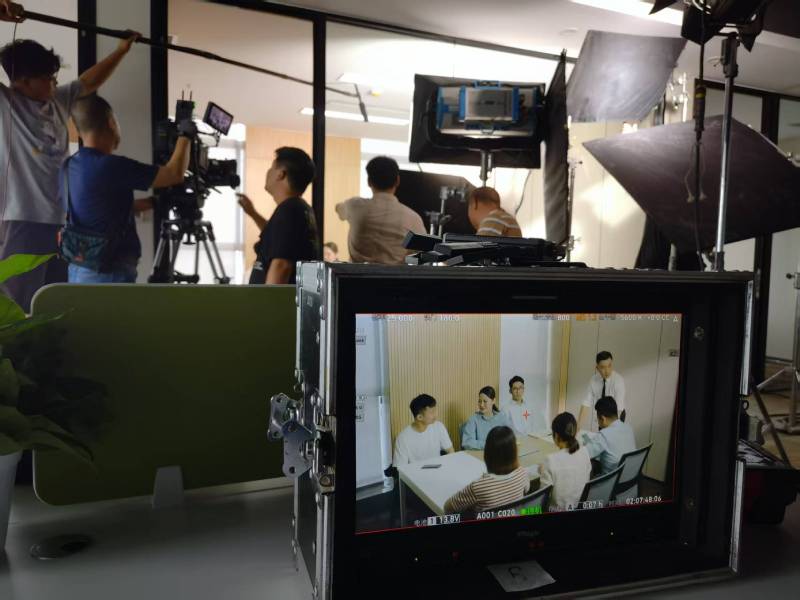 龙门县TVC拍摄公司：科技产品视觉化大师，诠释未来感与功能美学